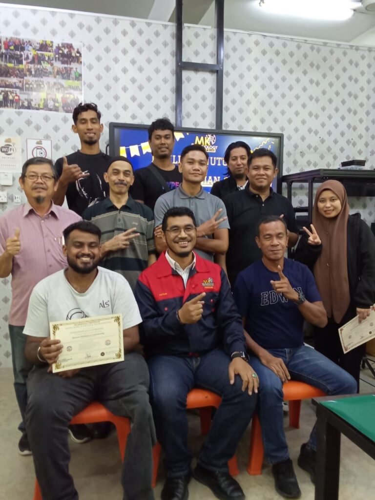 Sesi latihan dan perbincangan elektronik di MK Technology Training Centre