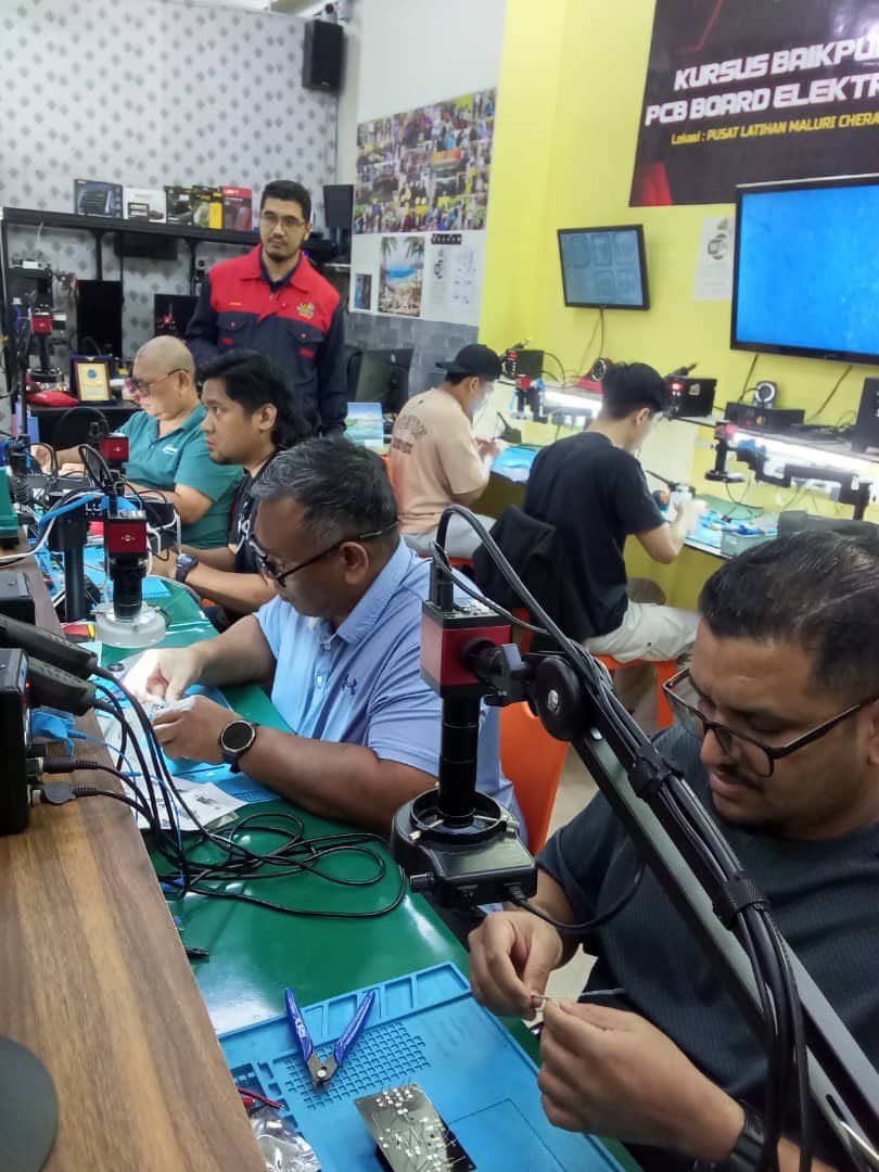Peserta menganalisis komponen elektronik semasa latihan amali