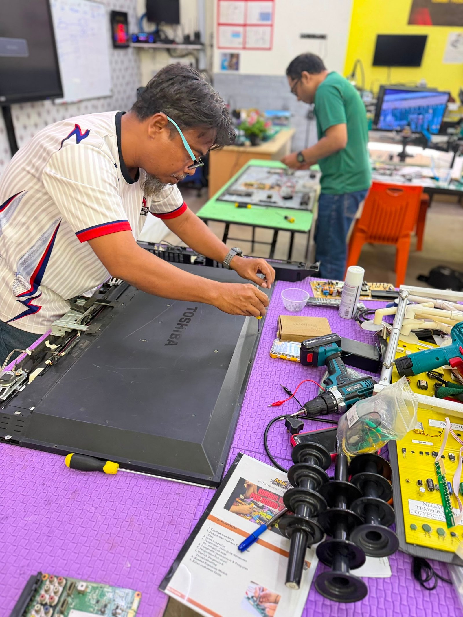 Peserta menjalankan latihan amali baik pulih papan litar elektronik