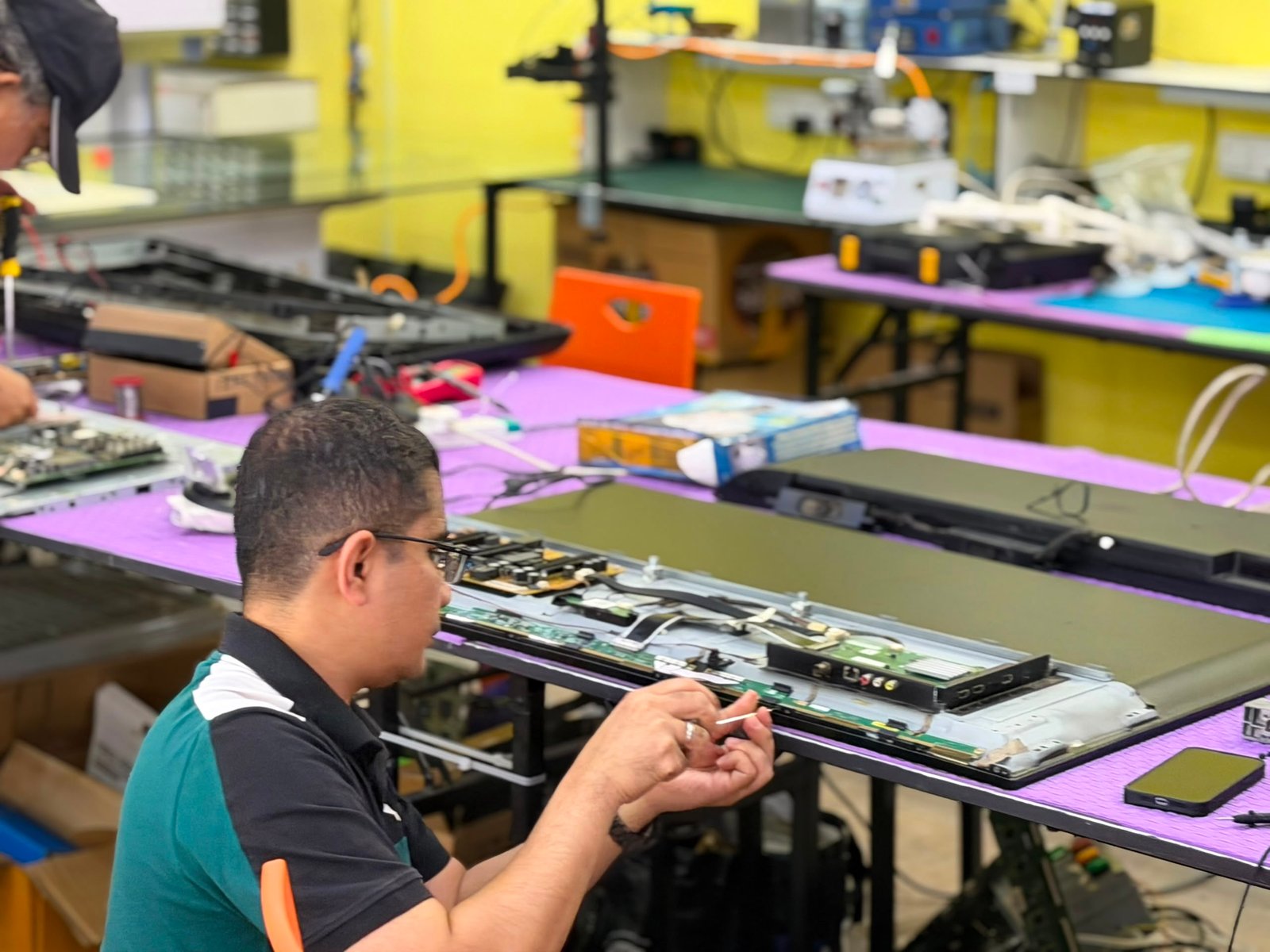 Peserta menguji komponen elektronik semasa latihan hands-on