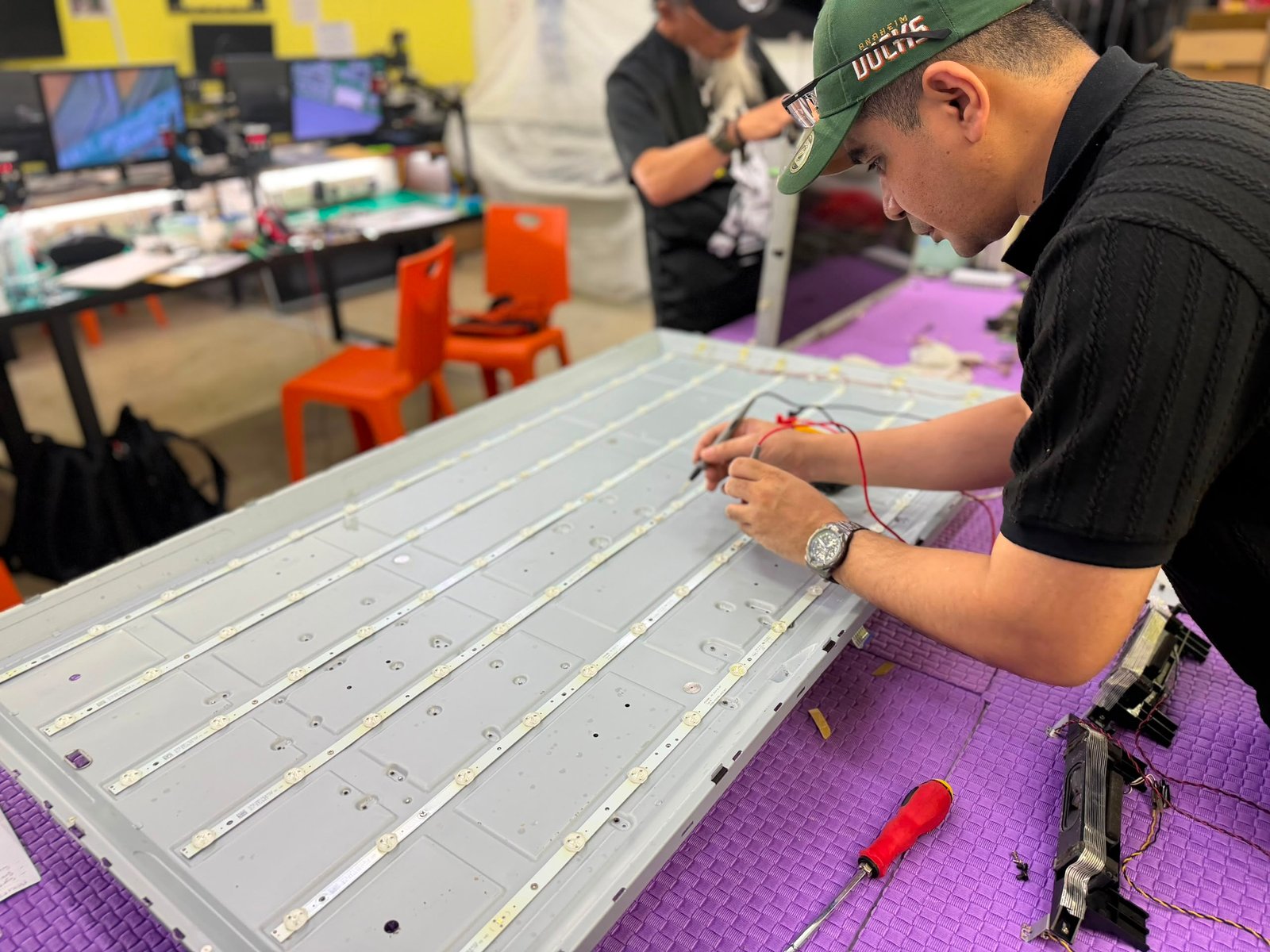 Tenaga pengajar membimbing peserta semasa latihan baik pulih PCB