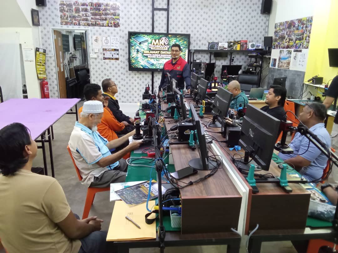 Peserta mengikuti latihan baik pulih PCB secara hands-on di MK Technology