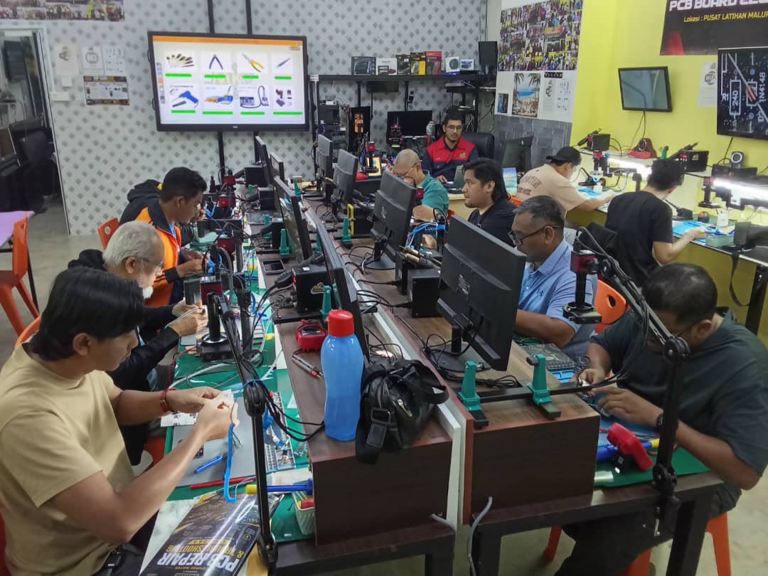 Suasana kelas latihan teknikal PCB di MK Technology Training Centre