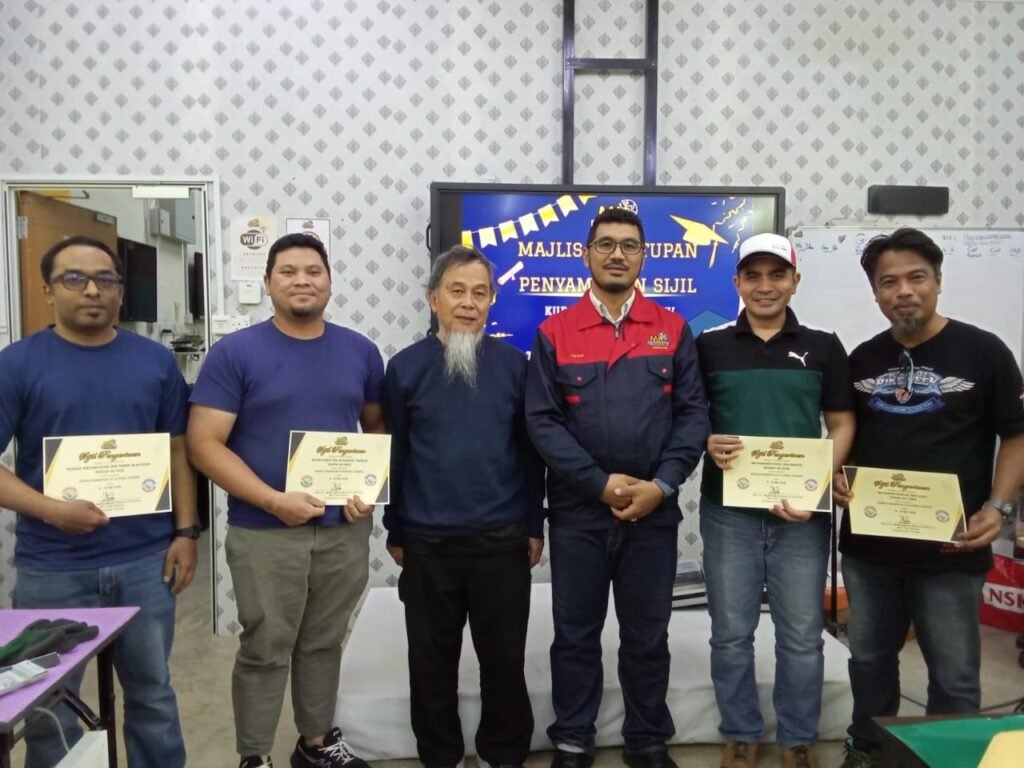 Kumpulan peserta latihan bersama tenaga pengajar MK Technology