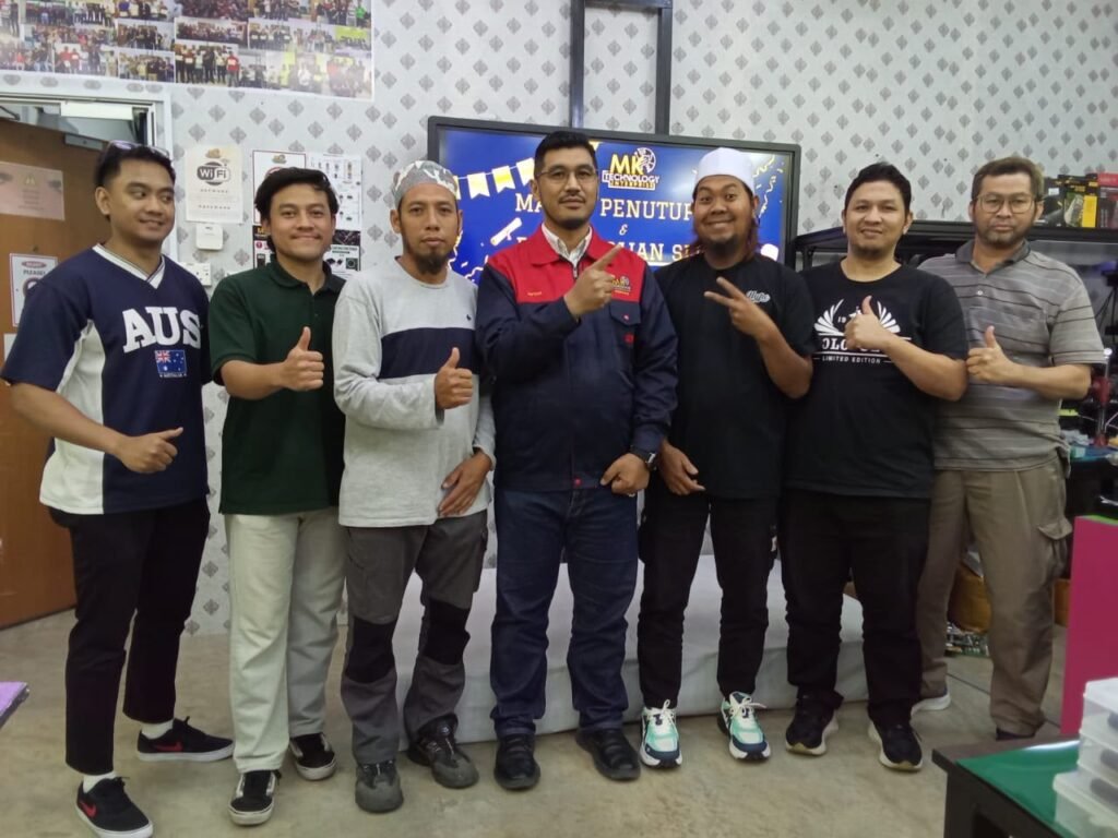 Peserta latihan bersama tenaga pengajar MK Technology