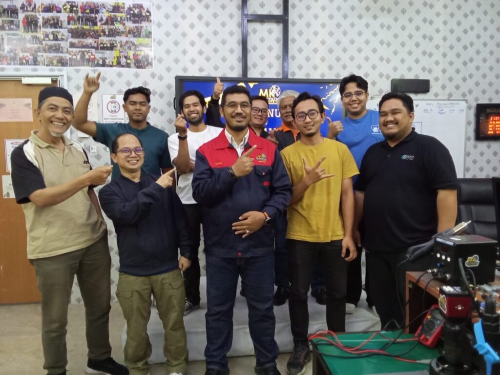 Peserta latihan MK Technology bersama tenaga pengajar