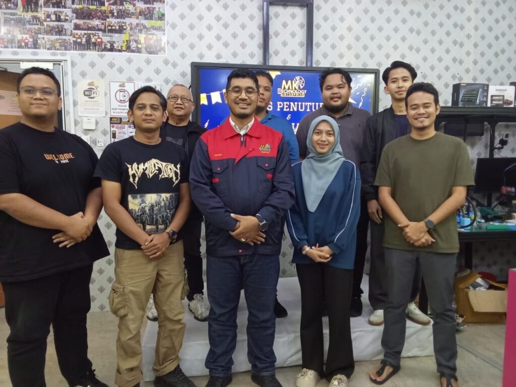 Kumpulan peserta dan tenaga pengajar MK Technology