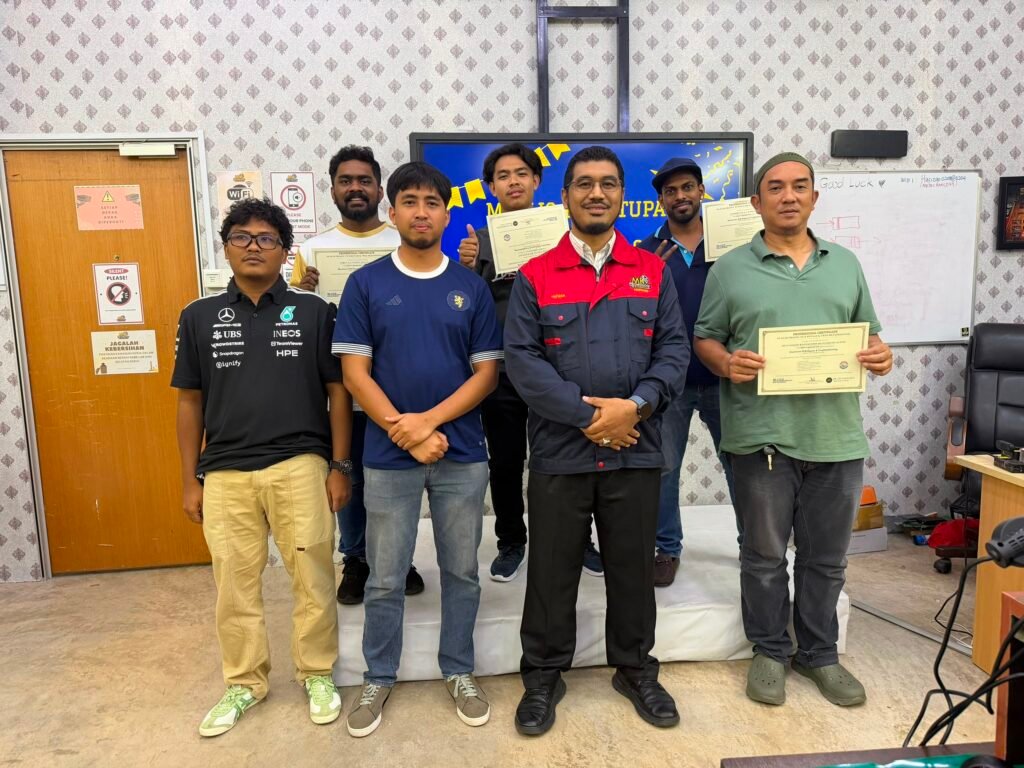 Peserta latihan bersama tenaga pengajar MK Technology