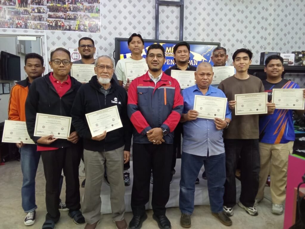 Peserta menerima sijil selepas latihan MK Technology